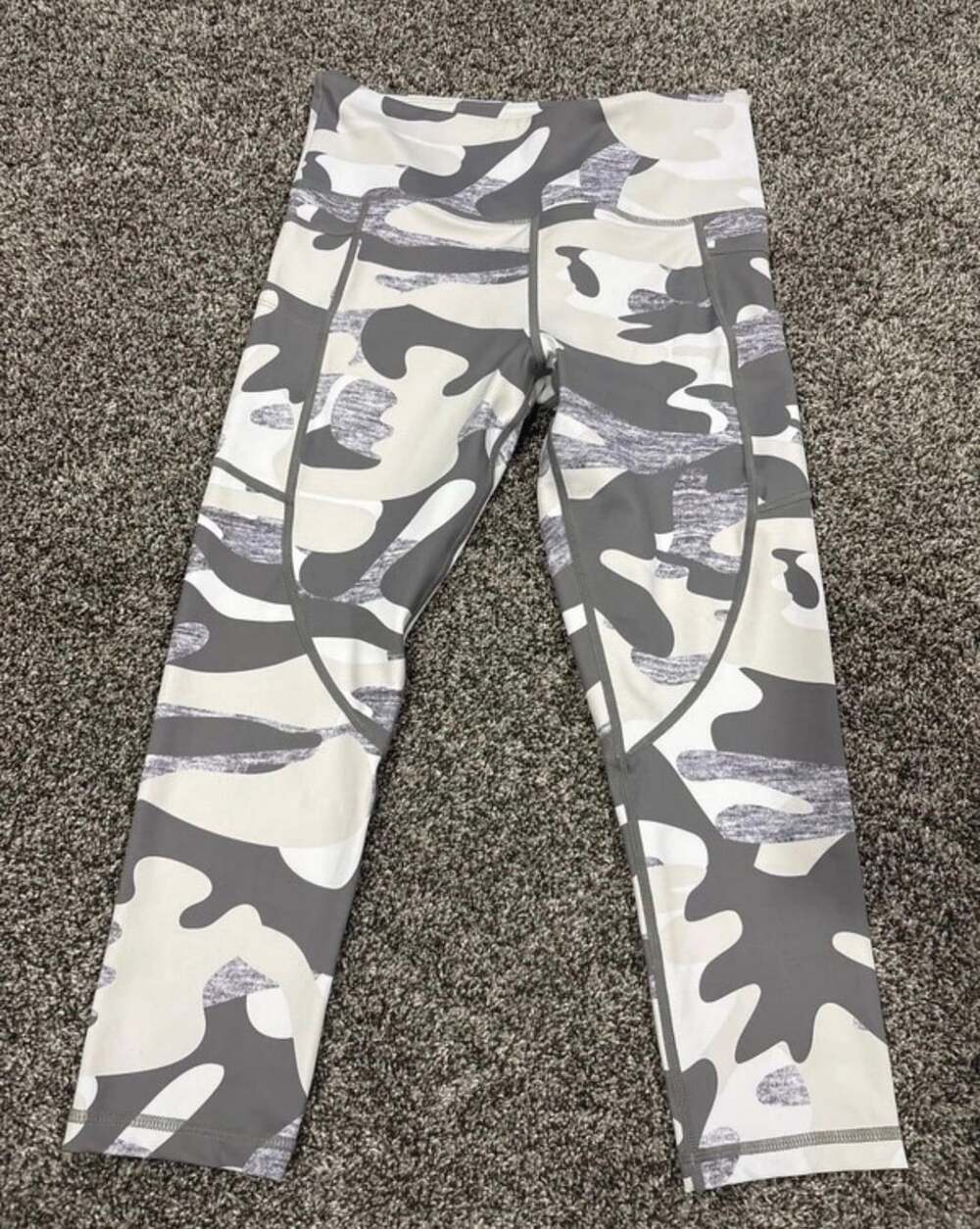 Zyia Active Camo Light n Tight Capri Size 6-8 Gray White Pocket Leggings